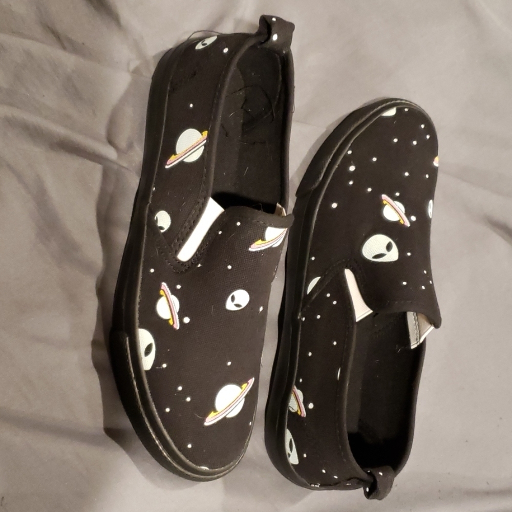 Hottopic alien slip ons